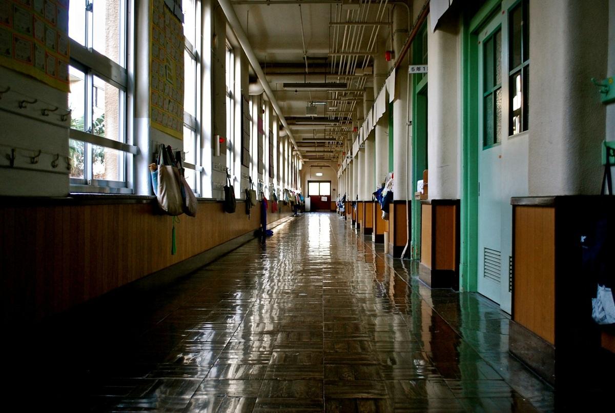 Vue du couloir à l'intérieur d'une école