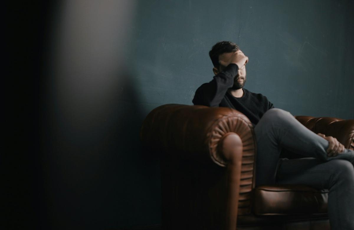 Homme se tenant la tête
