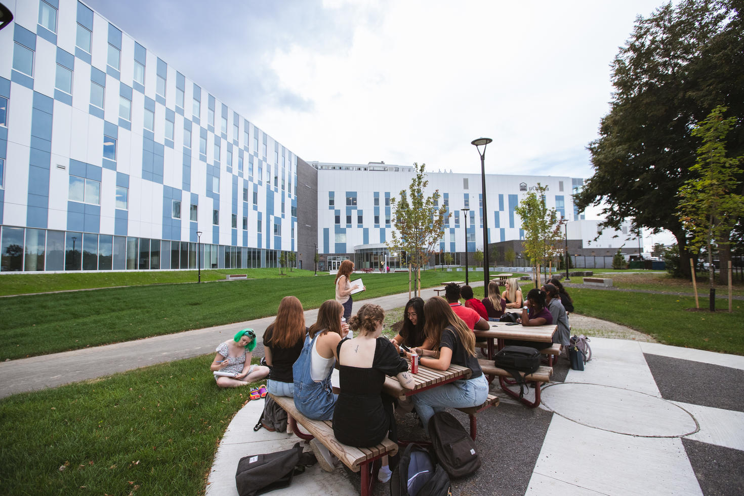Étudiants assis à une table de picnic