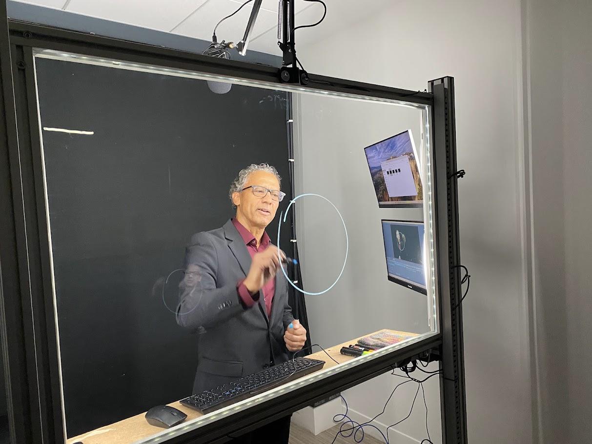 Un professeur utilise le tableau lumineux pour un cours en ligne