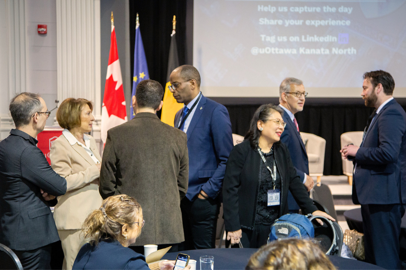 Des participantes et participants issus de nombreux secteurs échangent et discutent pendant la pause-café au Forum sur l'innovation en sécurité nationale de l'Université d'Ottawa.