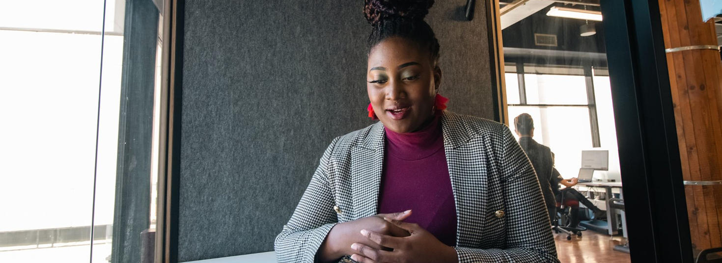 Une femme en train de parler sur son ordinateur