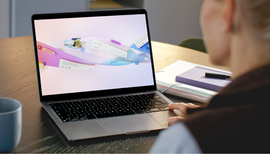 Personne devant un ordinateur portable avec l'image de Microsoft Copilot