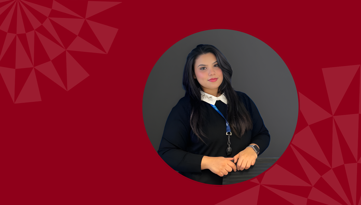 Portrait d’une employée de l’Université d’Ottawa, portant une veste noire et col blanc, présentée dans un cercle gris sur un fond rouge foncé aux motifs géométriques abstraits.