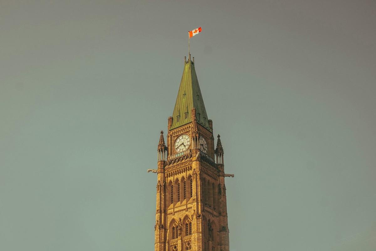 Le drapeau canadien flotte devant le Parlement