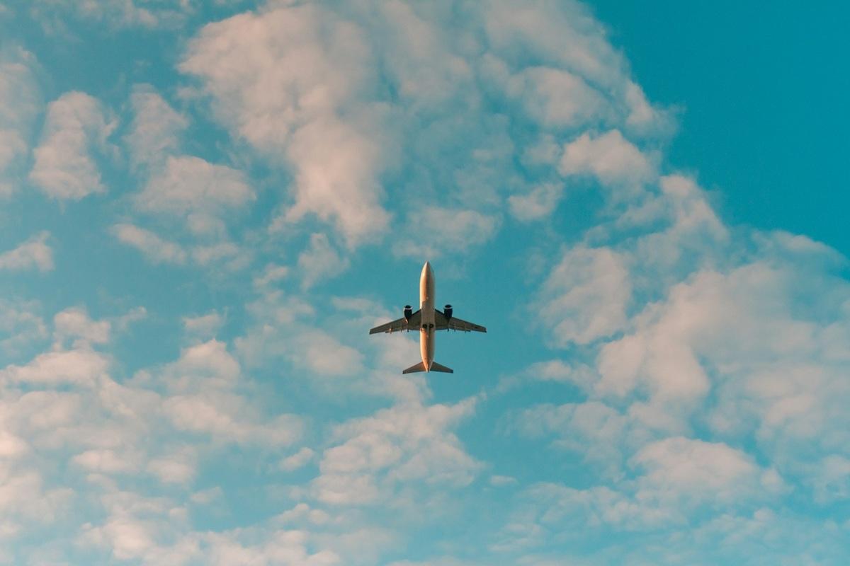 Regarder un avion dans le ciel