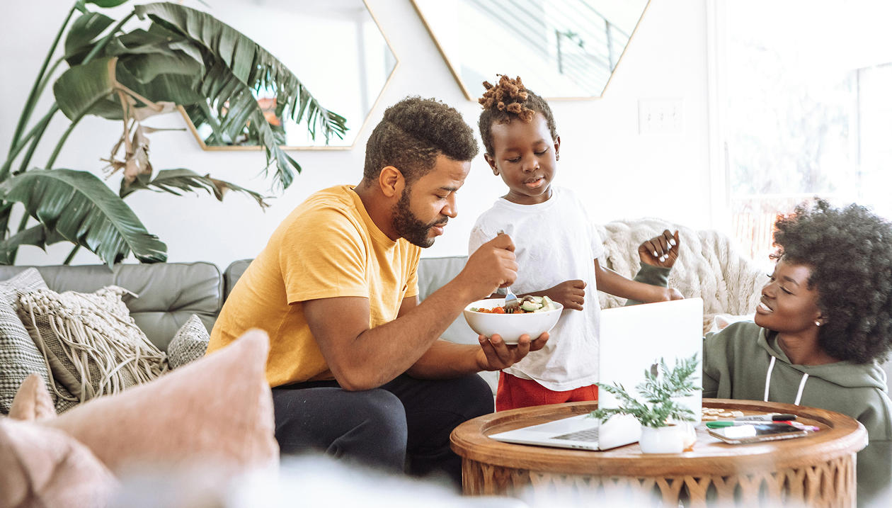 Une famille prenant le petit-déjeuner ensemble