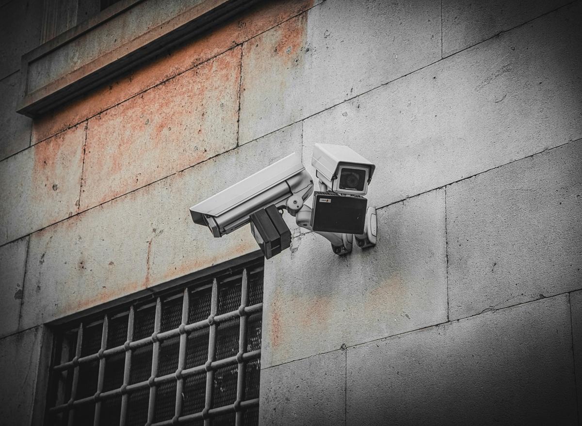 Caméras de vidéosurveillance sur un immeuble