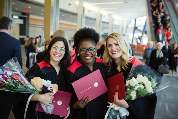 Trois diplômées de l'Université d'Ottawa