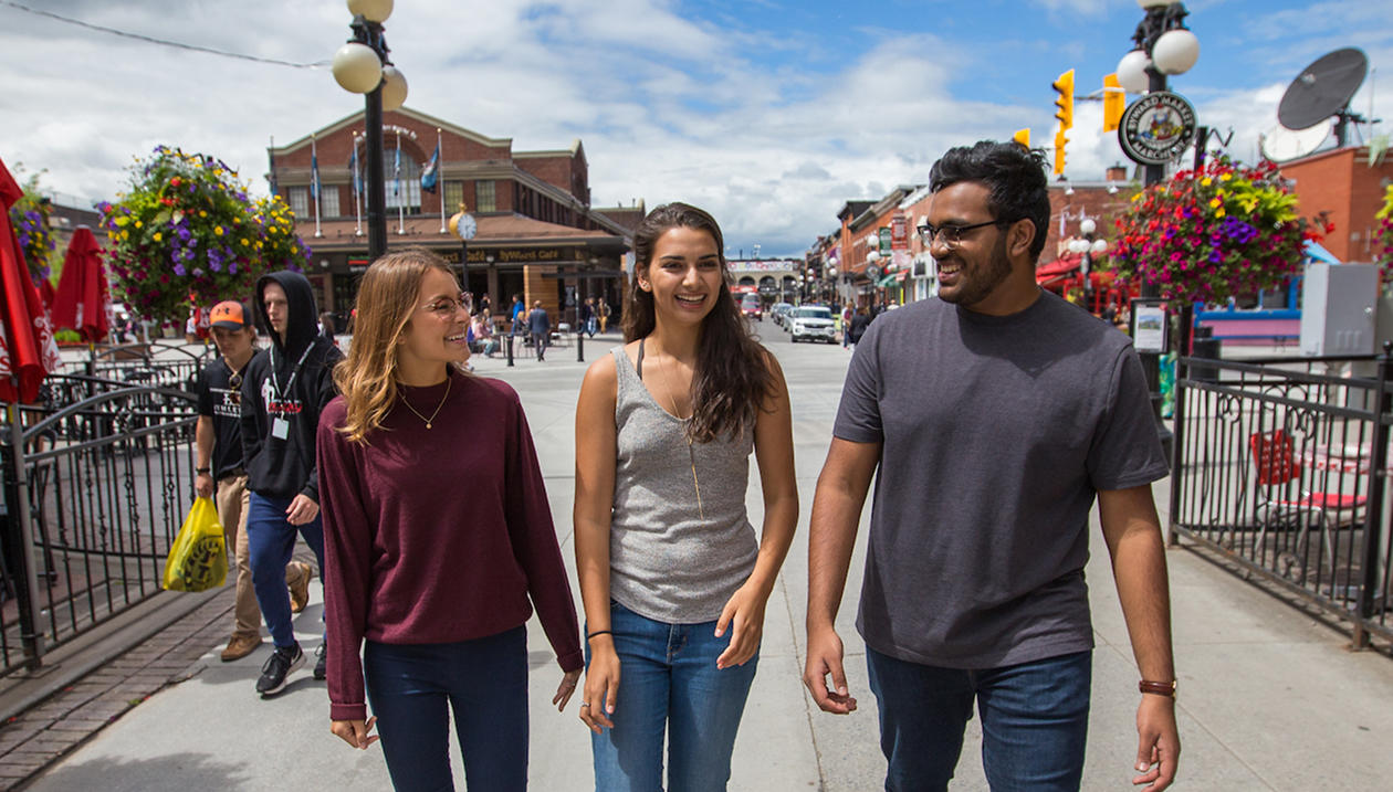 Des élèves qui marchent dehors