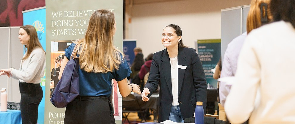 Employeur et étudiante qui se serrent la main