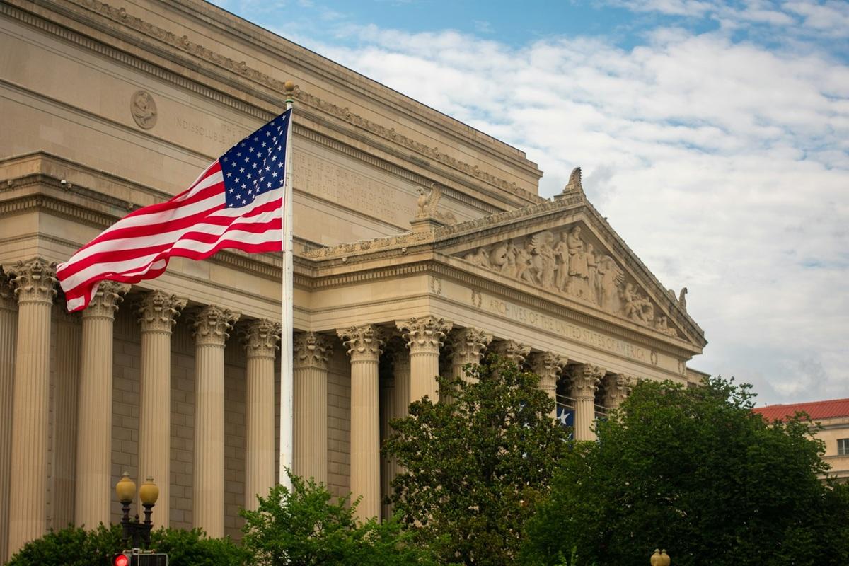 Drapeau américain devant la Cour suprême