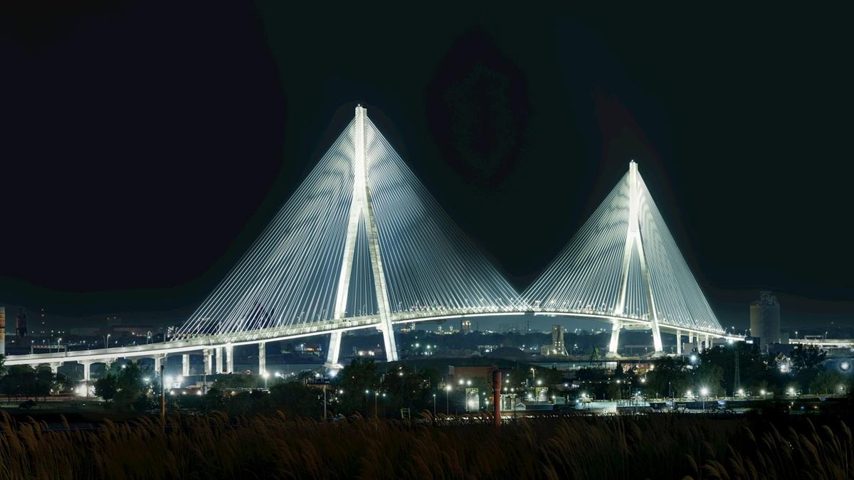 Le pont Gordie Howe illuminé la nuit