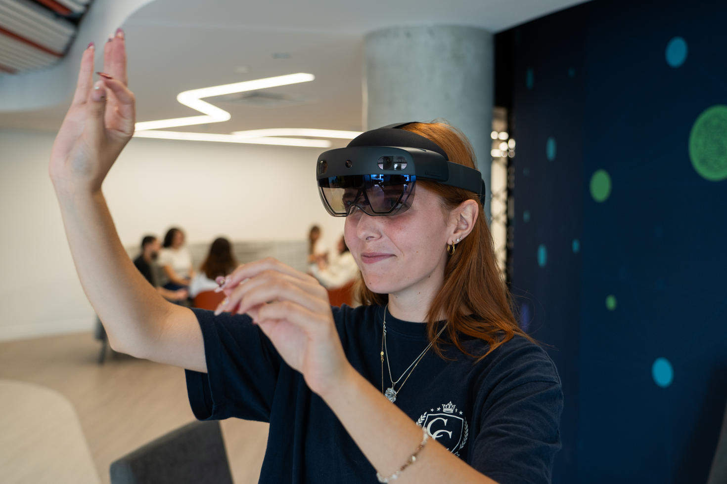 Personne utilisant un casque de réalité virtuelle