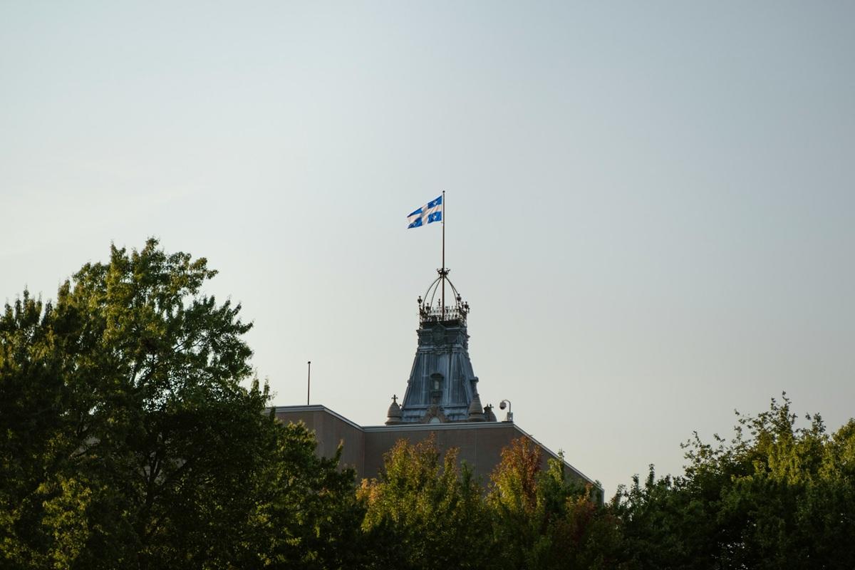 Le drapeau du Québec au sommet de l'Assemblée nationale