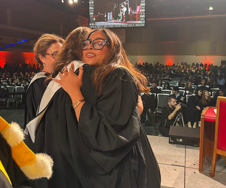 Areinna serrant dans ses bras la professeure Marie-Josée Hamel