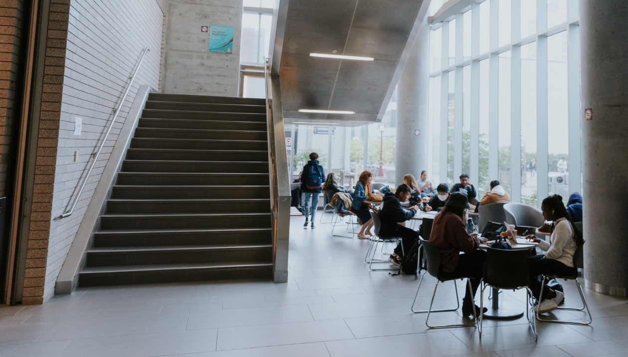 Des gens à la Faculté des sciences sociales 
