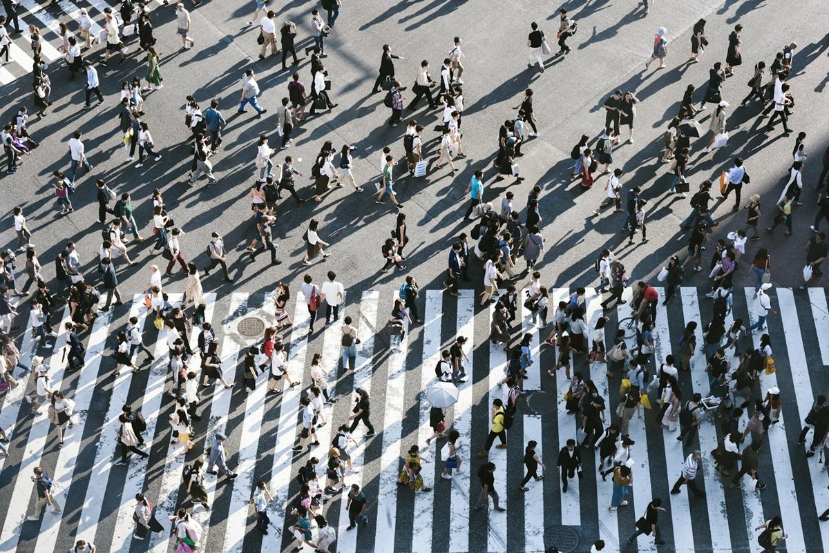 Des centaines de piétons traversant un passage pour piétons à Tokyo