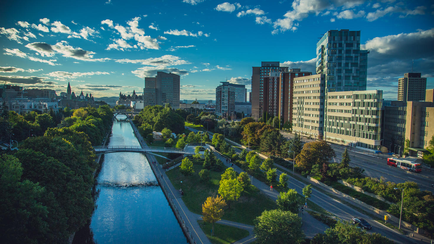 Photo du campus de l'Université d'Ottawa et le canal Rideau