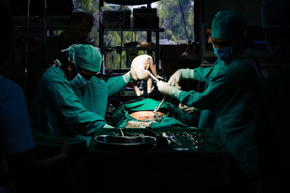 Scène de salle d'opération d'un bébé accouché par césarienne
