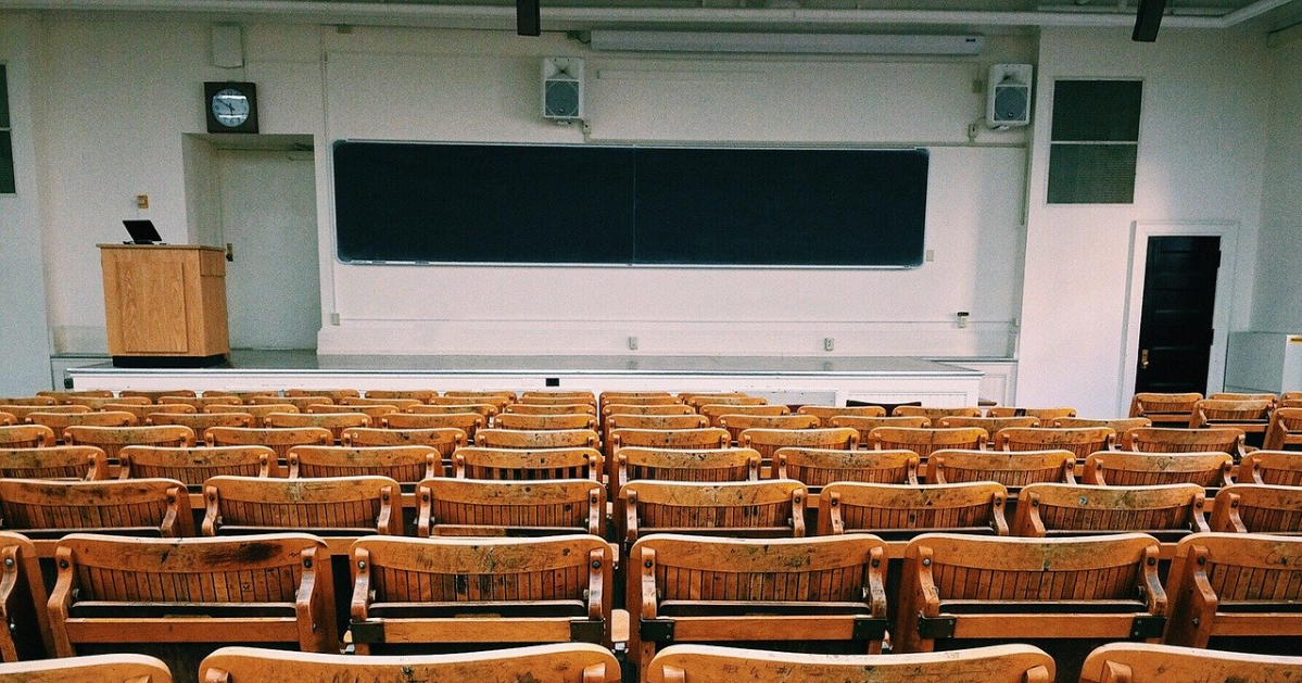 Une salle de classe vide 