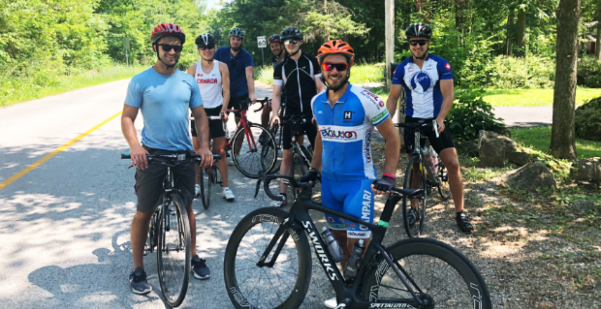 Des camarades du programme de médecine de l’Université d’Ottawa ont choisi de rouler ensemble dans le cadre de la campagne Ride to Connect; une collecte de fonds qu’ils ont lancé en juin pour aider les aînés à lutter contre l’isolement social en période d