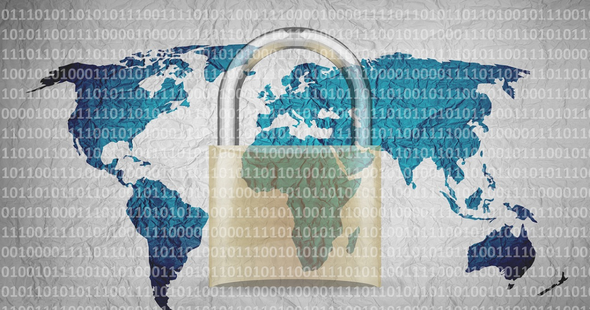Un cadenas devant une carte du monde