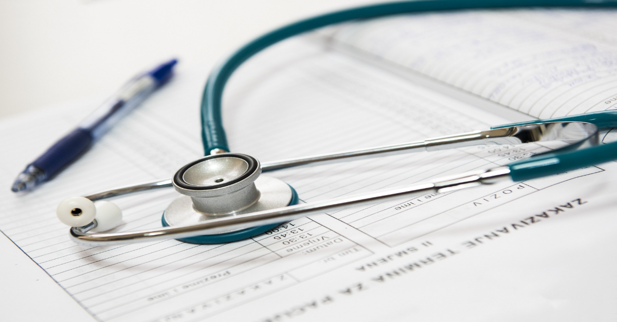 Stétoscope d'un médecin déposé sur un dossier médical