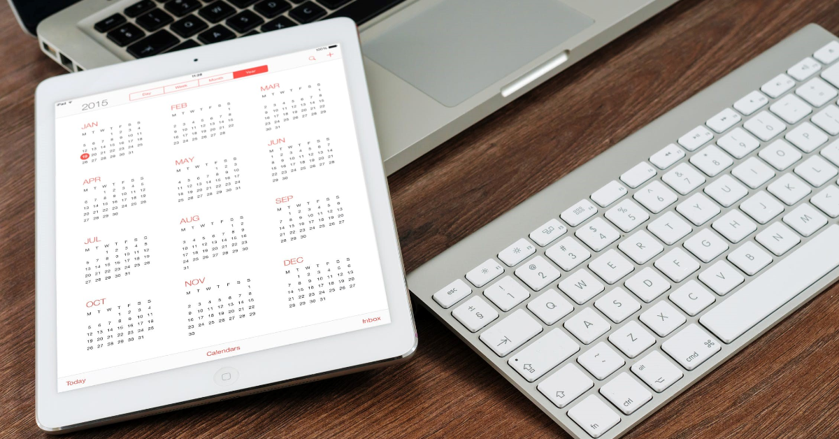 Un iPad montrant un calendrier.