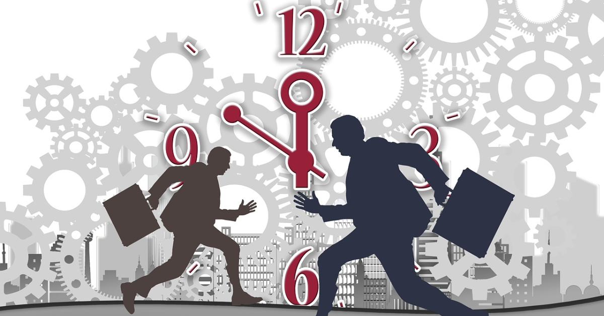 Deux travailleurs qui courent avec une horloge derrière eux