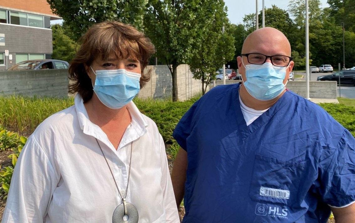 La Dre Marie-Hélène Chomienne avec Paul Shean, membre du personnel de nettoyage de l’Hôpital Montfort