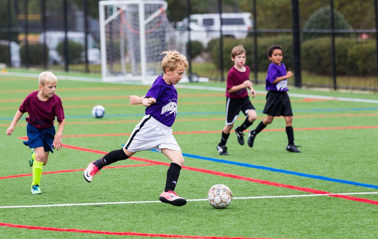 Enfants qui jouent au soccer
