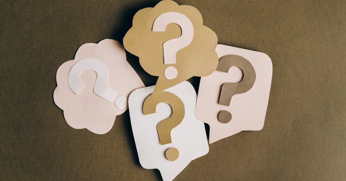 Quatre bulles avec des points d'interrogations