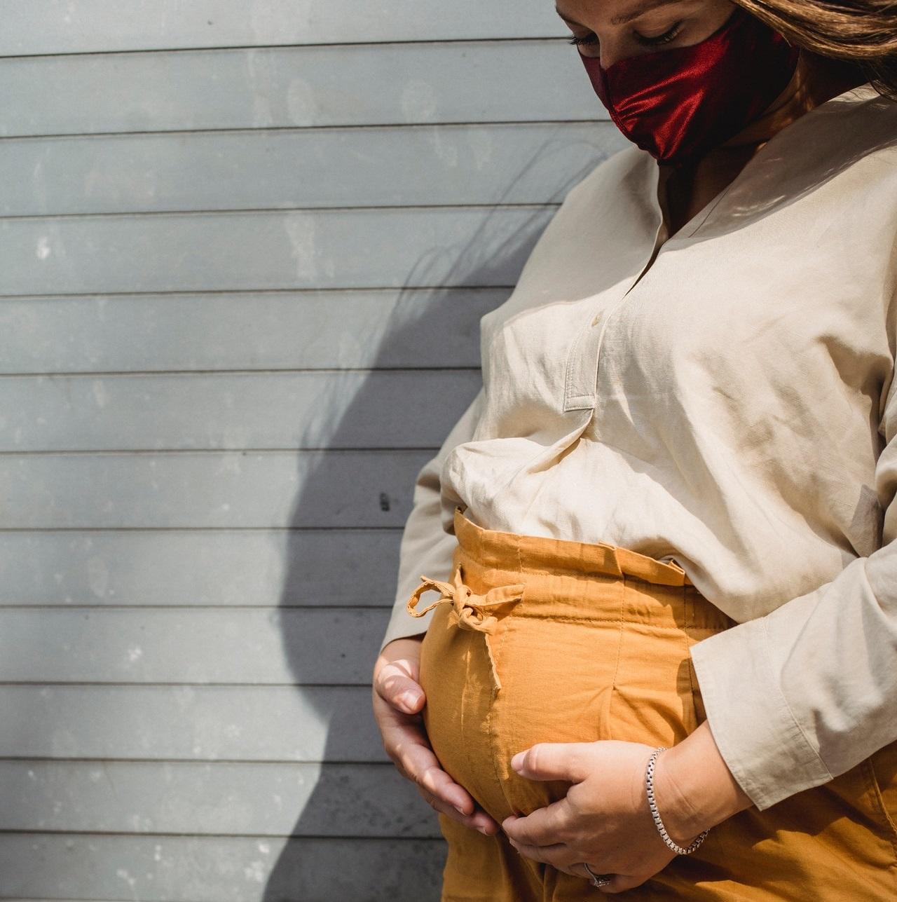 Personne enceinte portant un masque