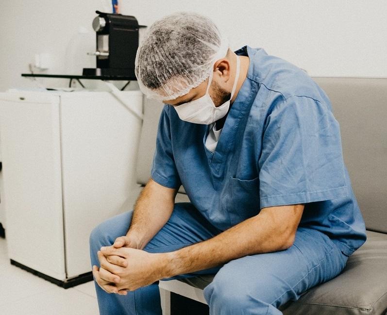 Travailleur de santé fatigué