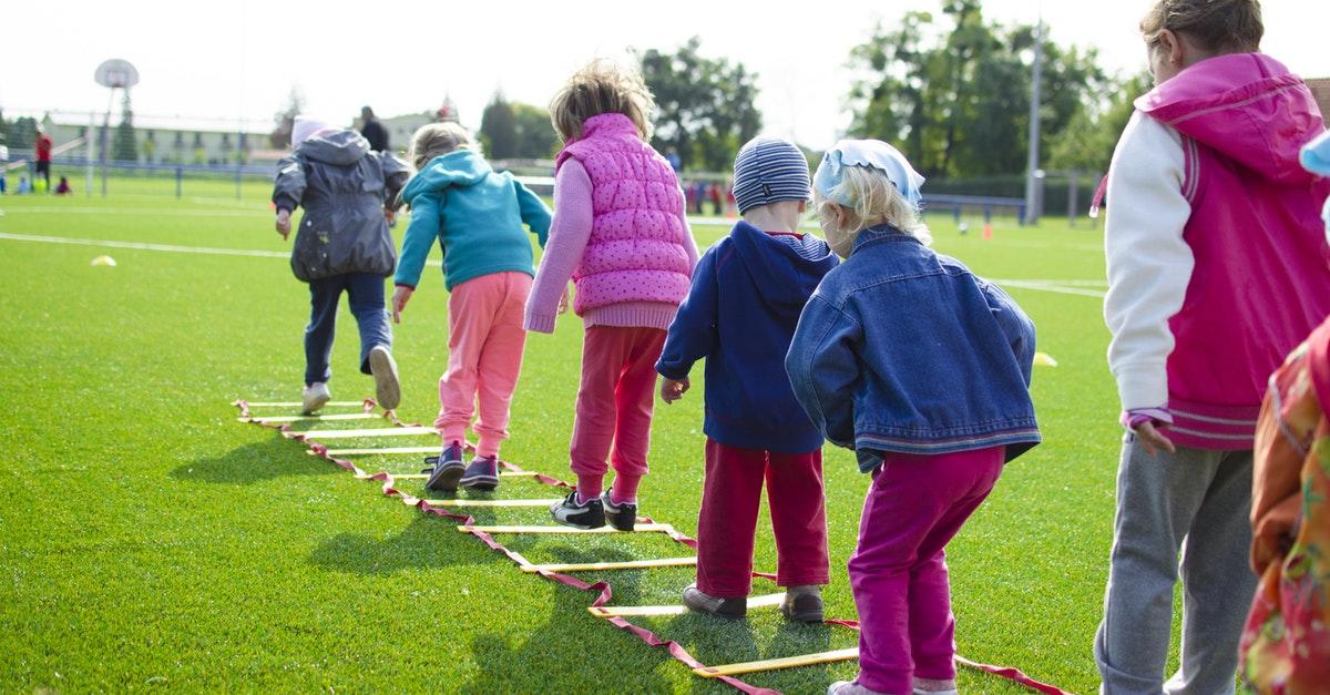 Enfants qui s'amusent dehors