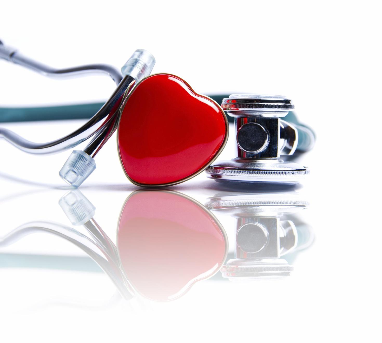Stéthoscope sur une table avec un coeur rouge devant