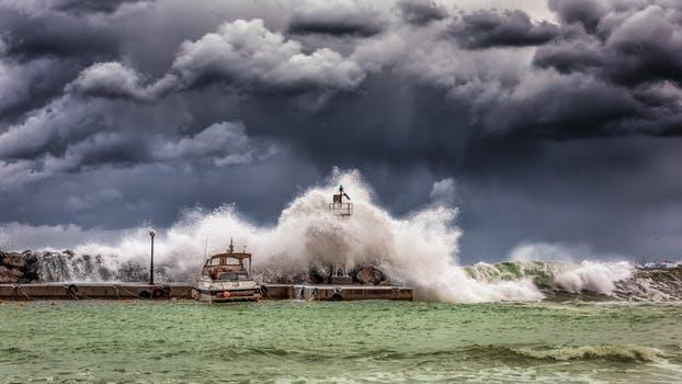 Photo de vagues qui se brisent sur la côte pendant la tempête
