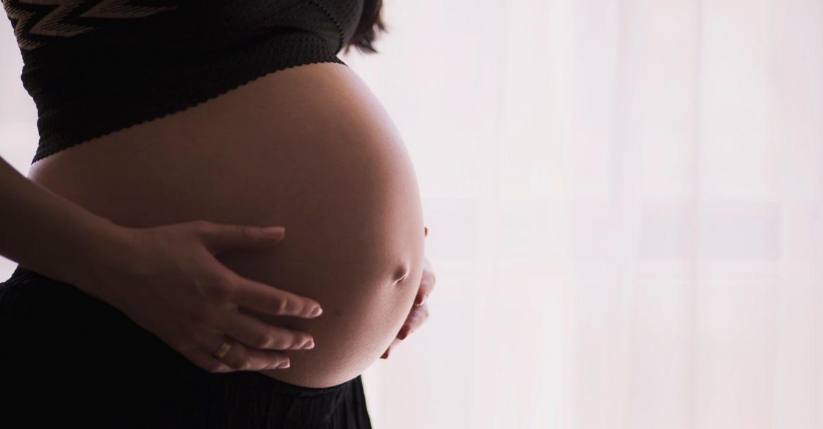 femme enceinte caressant son ventre
