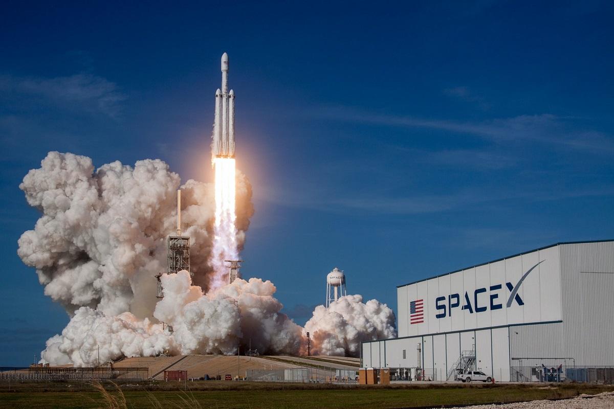 Une fusée décolle à l'installation de SpaceX