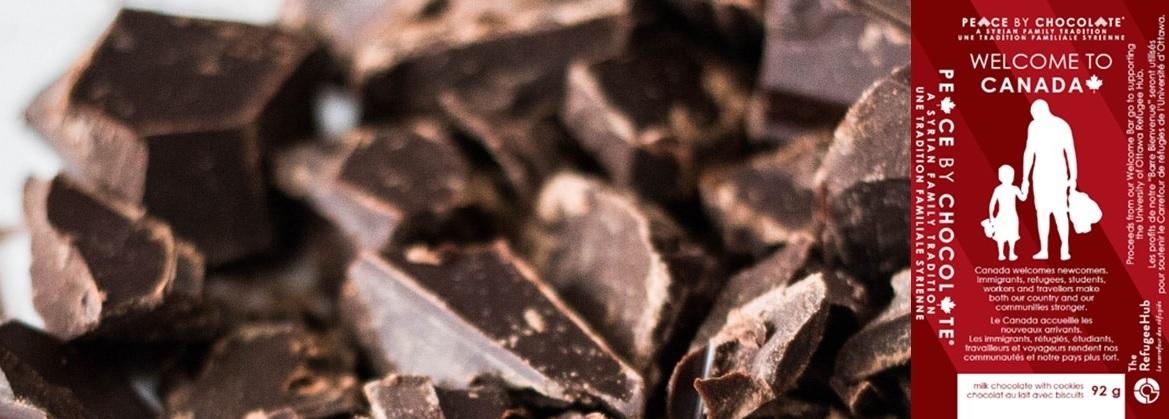 Des morceaux de chocolats noir et le logo de la 