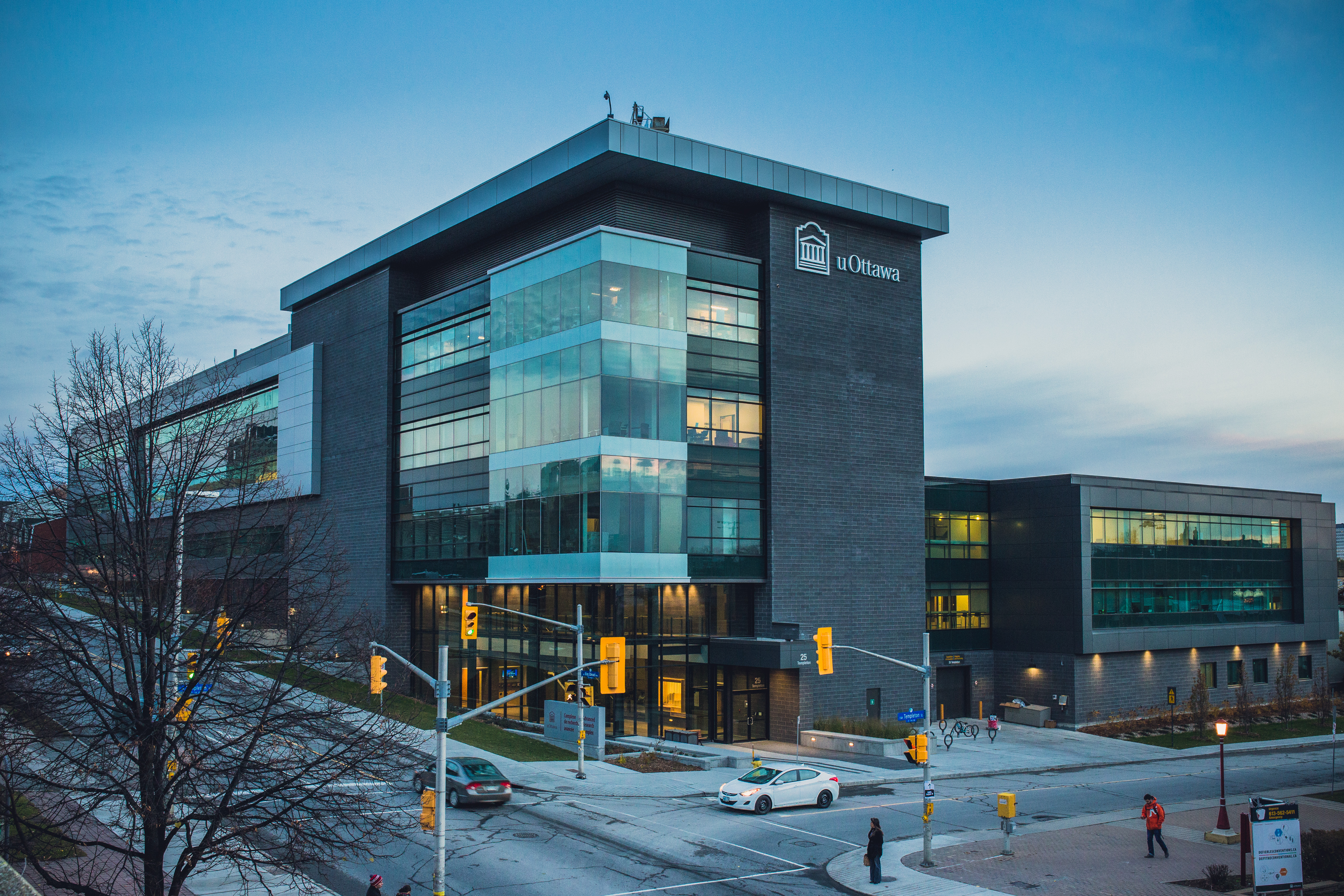 Façade du Complexe de recherche avancée.