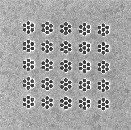 25 trous nanométriques en forme de heptamère.