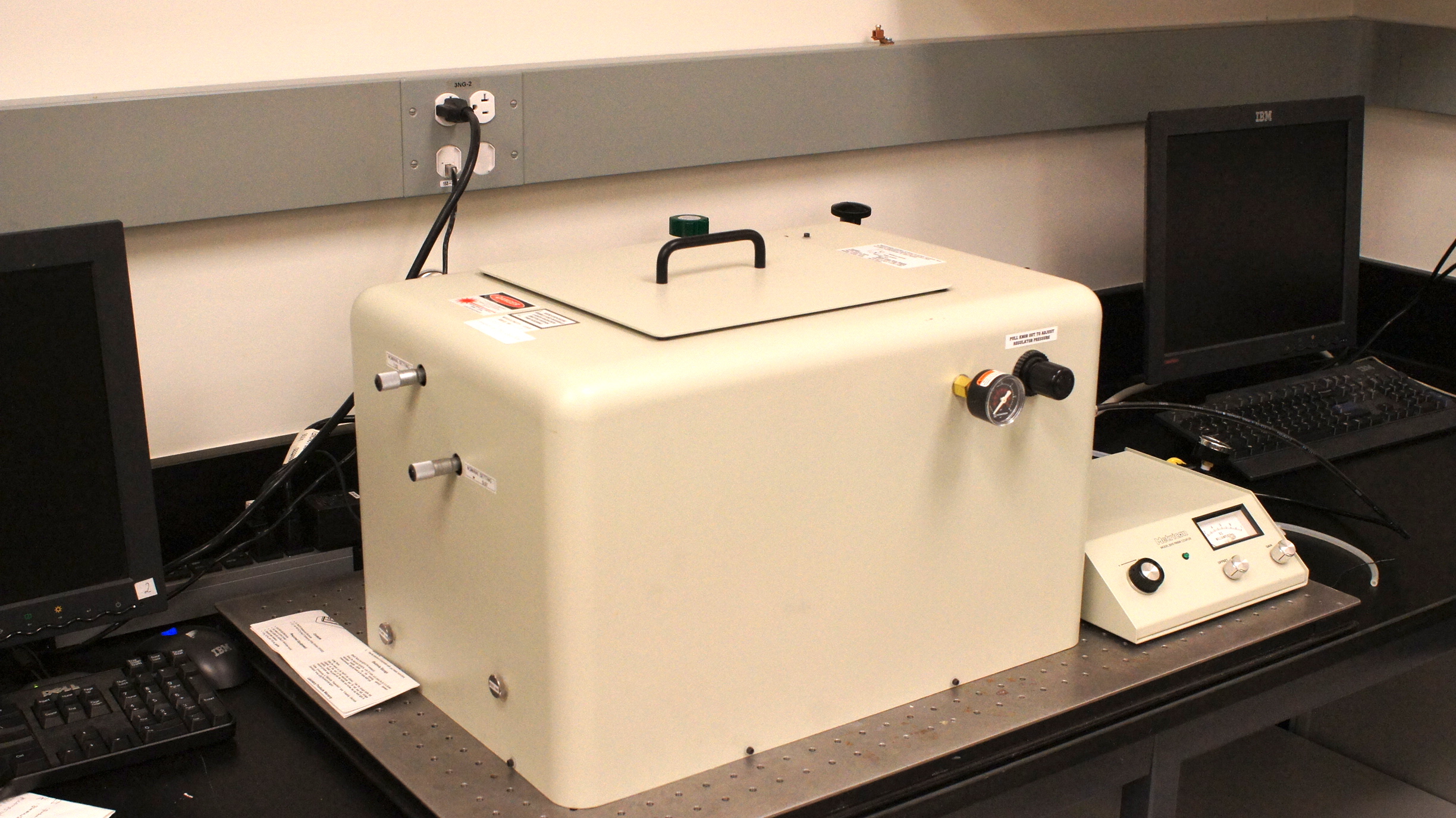 Image d’un Metricon sur un plan de travail de laboratoire