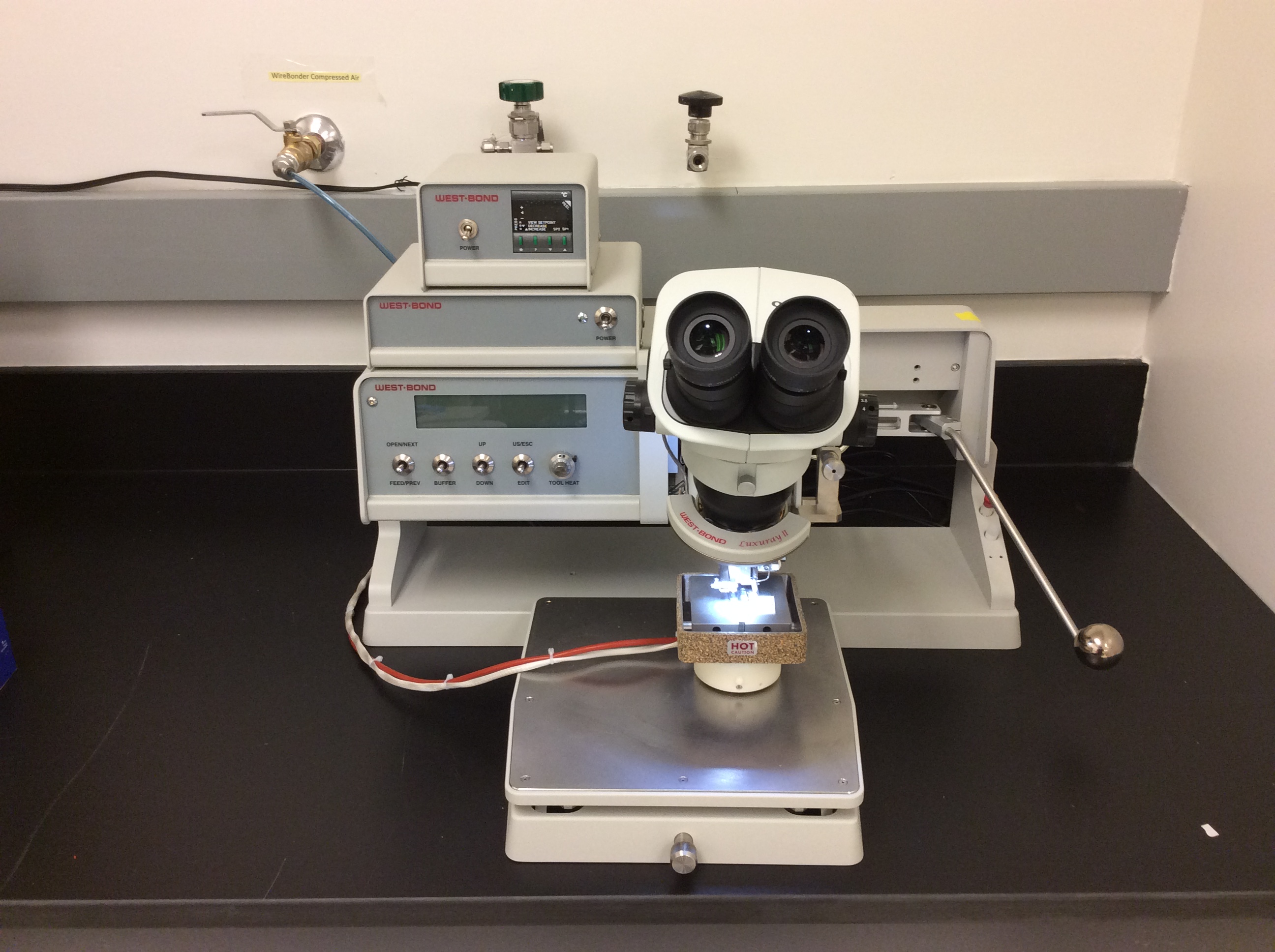 Image de la microsoudeuse de fissures sur un plan de travail de laboratoire.