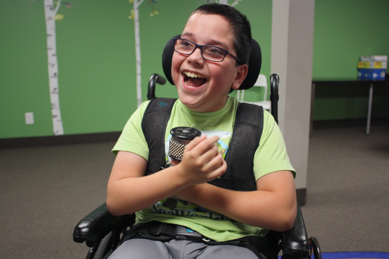 Un garçon aux besoins spéciaux en fauteuil roulant