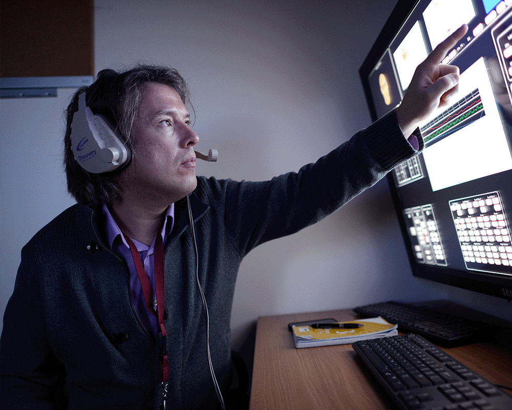Un homme travaille sur l'écran de la suite de contrôle.