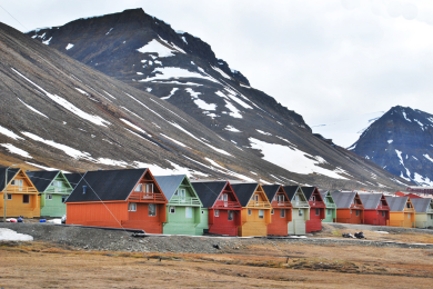 Des maisons dans l'Arctique.
