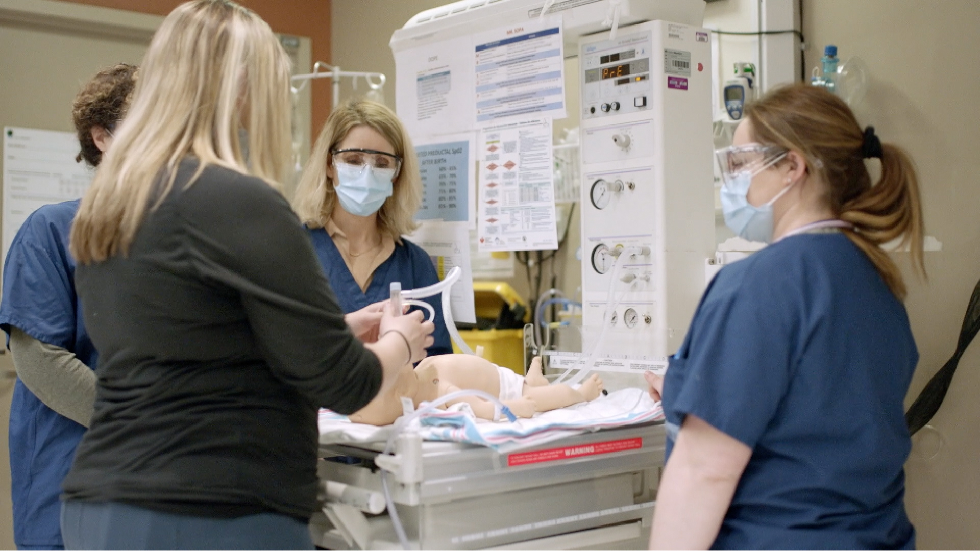 Personnel médical effectuant une simulation