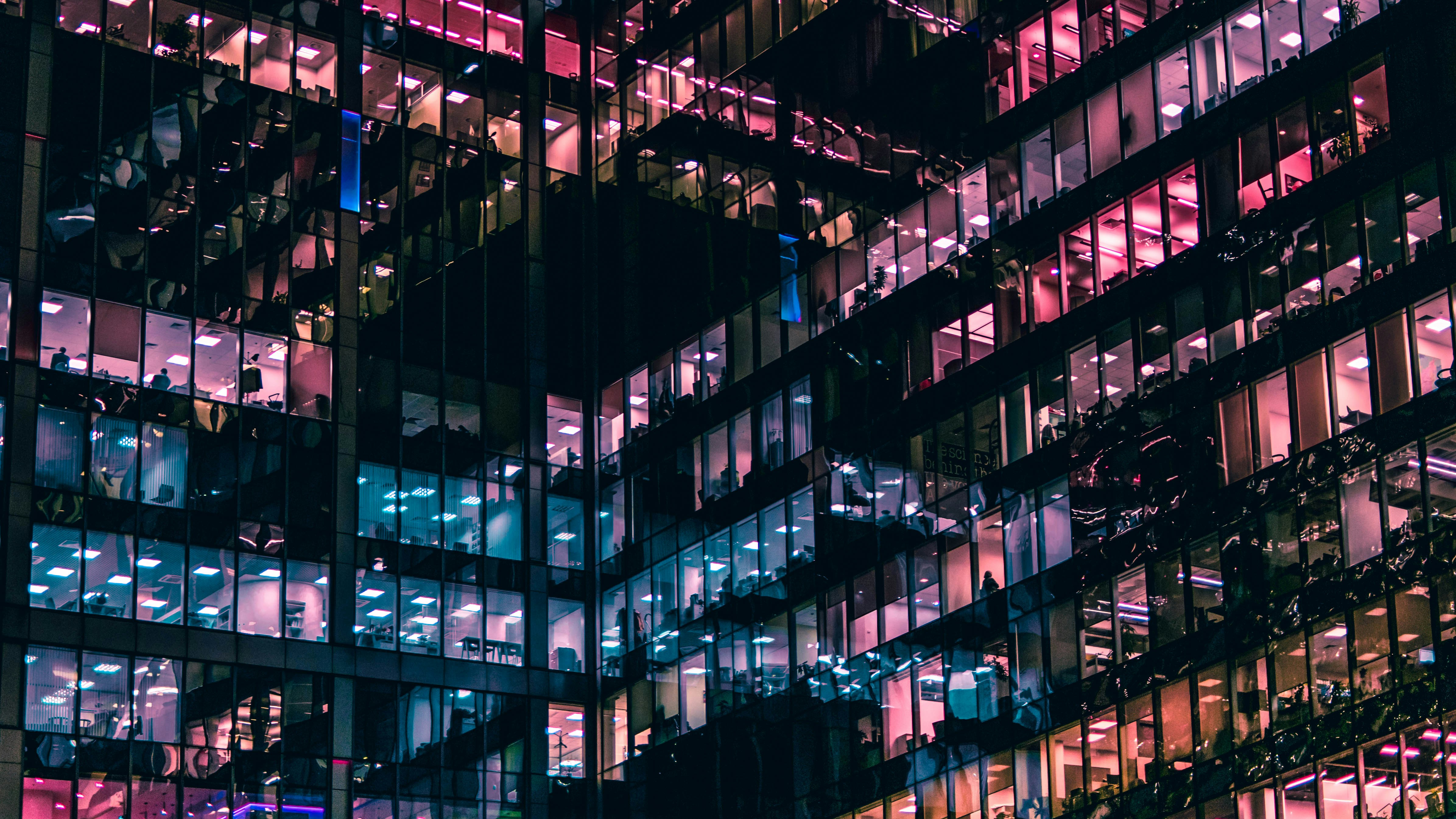 des fenêtres qui s'illuminent sur un fond noir